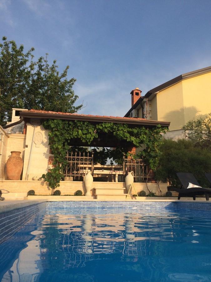 Barbara Apartma *